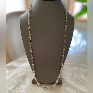 EUC Elegant Gold and Pearl Necklace